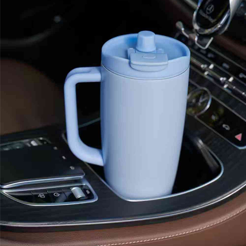 La tasse à thé de voiture apporte des boissons de tous les jours dans le véhicule